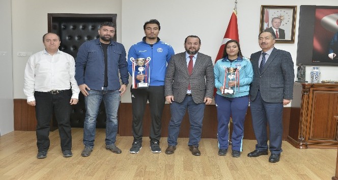 Rektör Akgül, üniversiteye kupa ile dönen takımları tebrik etti