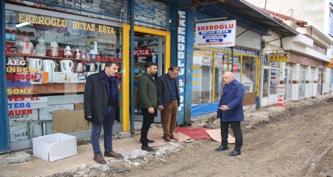Karaman’da Gazipaşa Caddesinde asfalt ve kaldırım düzenlemesi
