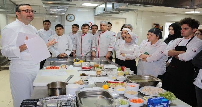 (Özel) Ünlü şef, ’bulgogi’ ile öğrencileri tanıştırdı
