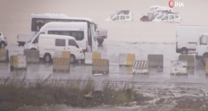 Yeni İstanbul Havalimanı şantiye alanını su bastı! Çok sayıda araç da suyun içinde kaldı