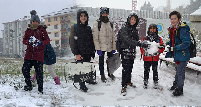 Yoğun kar yağışı okulları tatil ettirdi