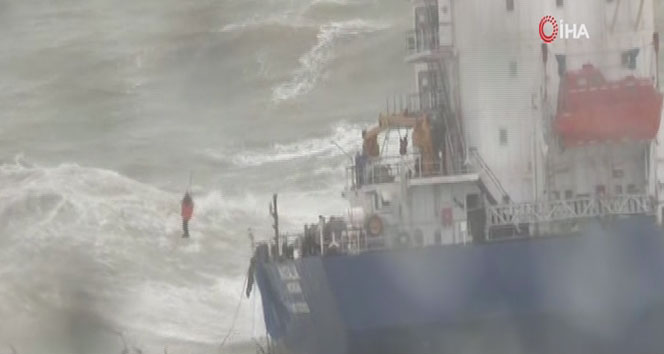 Şile&#039;de karaya oturan geminin mürettebatının kurtarılma anı havadan görüntülendi