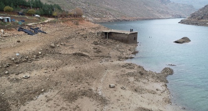 Baraj suları çekildi, peygamber türbesi gün yüzüne çıktı