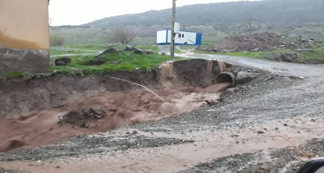 Kilis’te sağanak yağmur sele dönüştü