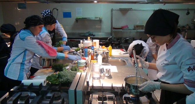 9 ilin öğrencileri en güzel yöresel yemeği yapmak için yarıştı