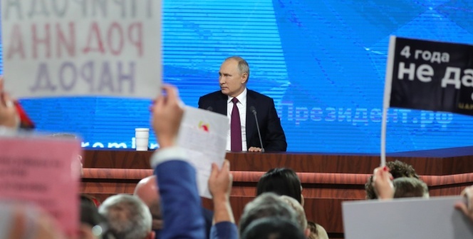 Gazeteciler Putin'in dikkatini çekebilmek için her şeyi denedi