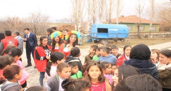 Gençlik Merkezi gönüllülerinden çocuklara oyun terapisi
