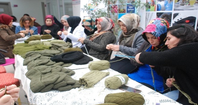 Mehmetçik için atkı ve bere örüyorlar