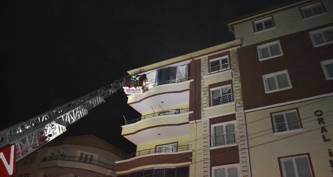 Aksaray’da 6 katlı apartmanda yangın paniği