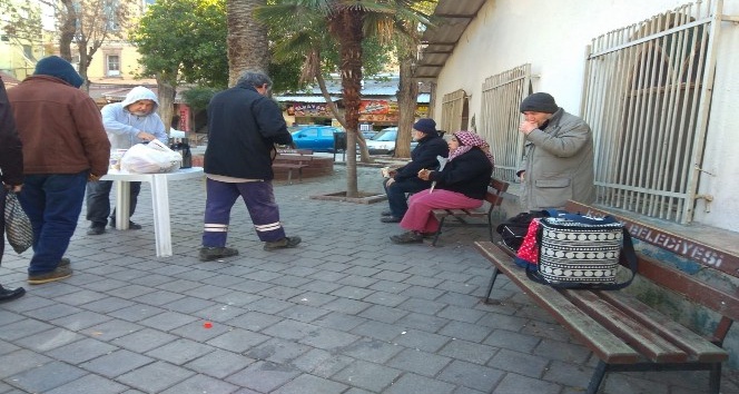 Â Ä°zmirâin Bornova ilÃ§esinde yaÅayan 59 yaÅÄ±ndaki iÅÃ§i emeklisi ErtuÄrul GÃ¼ndoÄan, iki gÃ¼nde bir eÅinin hazÄ±rladÄ±ÄÄ± sÄ±cak Ã§orbalarÄ± sokakta kalan evsizlere ulaÅtÄ±rÄ±yor. Ãevresinde 'Ã§orbacÄ± dayÄ±' olarak da bilinen GÃ¼ndoÄan, Ã§orba daÄÄ±tÄ±mÄ±na ek olarak engelliler ve ihtiyaÃ§ sahibi b ile ilgili gÃ¶rsel sonucu