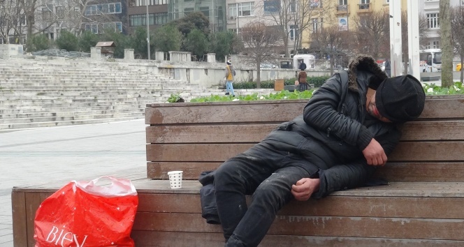 Taksim&#039;de soğukta üşüyen evsiz vatandaşa zabıtadan yardım eli