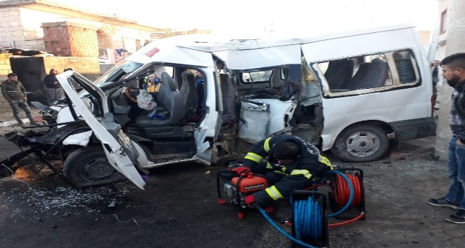 İşçileri taşıyan minibüs kaza yaptı: 2 ölü, 16 yaralı
