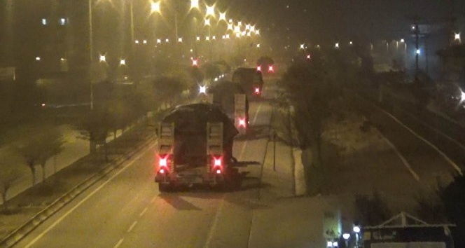 Suriye’ye fırtına obüs, tank, topçu bataryası ile mühimmat sevkıyatı yapıldı