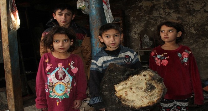 Yangında evleri küle döndü; kış ortasında 9 kişilik aile sokakta kaldı