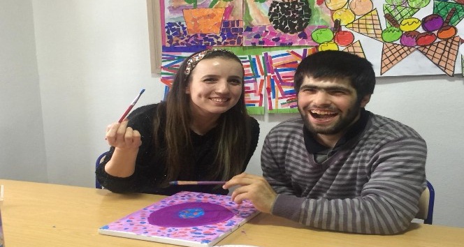 Özel öğrenciler tuvalleri renklendirdi
