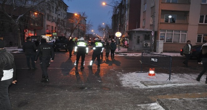 Kars’ta öğrencilerin sakladığı çanta polisi alarma geçirdi