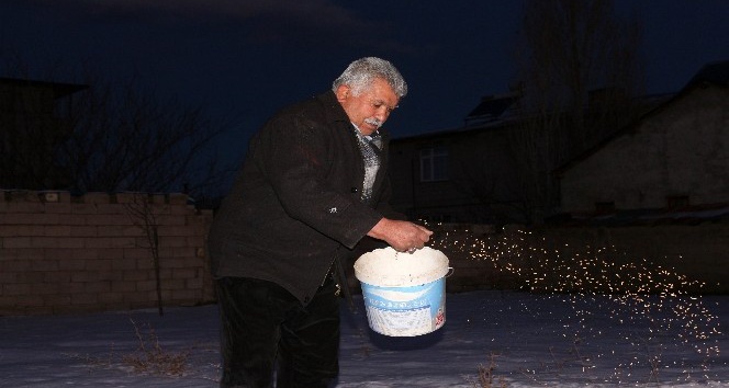 Yazın satın aldığı buğdayı kışın kuşlara yediriyor