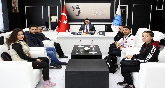 Üniversiteli Milli Sporculardan Rektör Karacoşkun’a Ziyaret