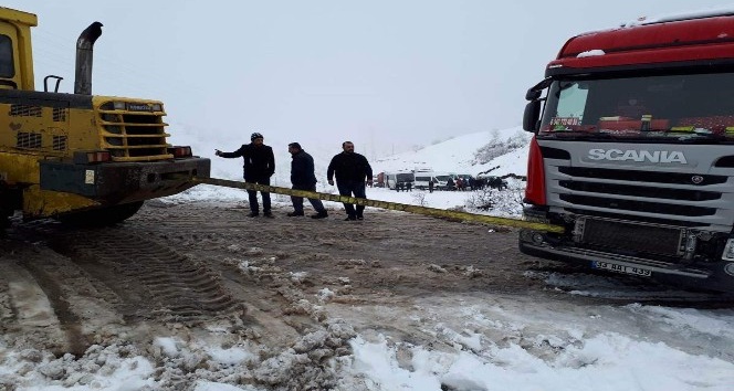 Siirt’te karda mahsur kalan araçlar kurtarıldı