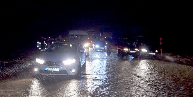 Fethiye - Antalya karayolu sel sebebiyle ulaşıma kapandı, kilometrelerce araç kuyruğu oluştu