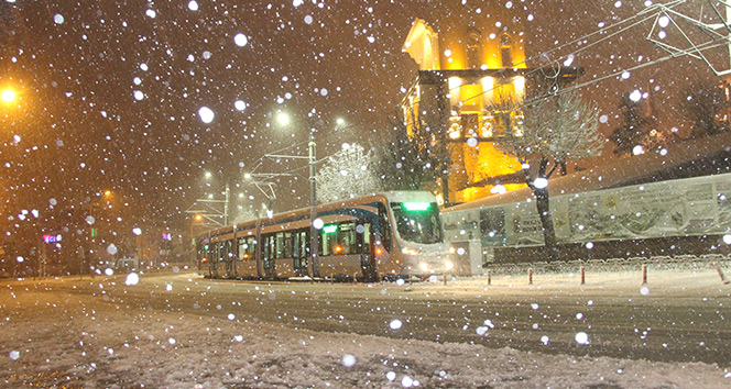Konya'da okullar kar yağışından tatil oldu, yollar ulaşıma kapandı