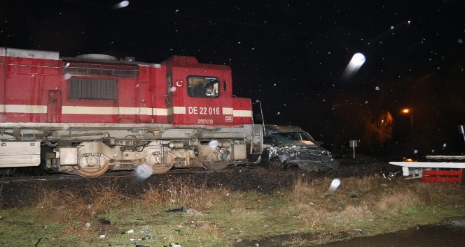 Trenle hafif ticari araç kafa kafaya çarpıştı:1 ölü 1 ağır yaralı