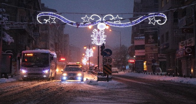 Nevşehir güne karla başladı