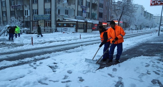Nevşehir Belediyesi ekipleri karla mücadele ediyor