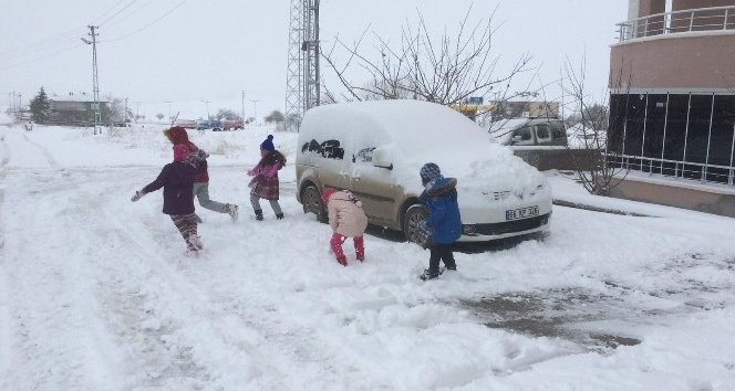Kırşehir’de karın yağmasıyla çocuklar sokaklara akın etti
