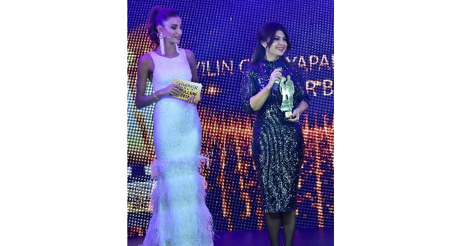 İzmirli ünlü modacı ödülünü aldı