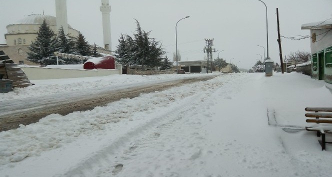 Kırşehir’e mevsimin ilk karı düştü, ilçeler beyaz örtüye büründü