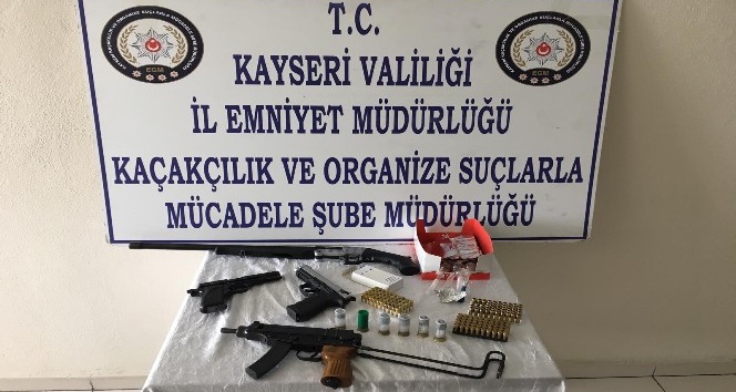 Şüphe üzerine arama yapılan araçta Uzi marka silah ele geçirildi