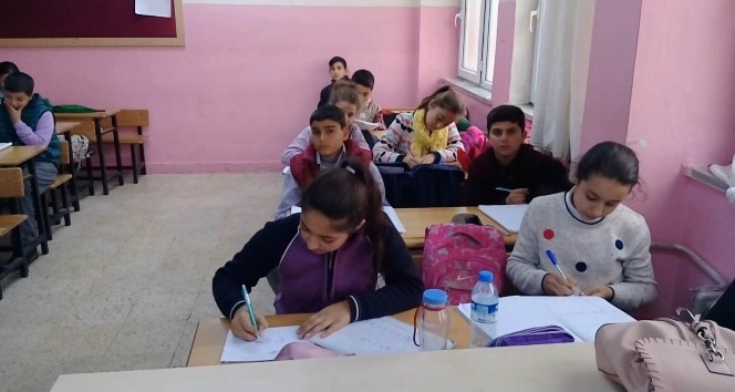 Derste gazdan etkilenen çocuklar okula döndü