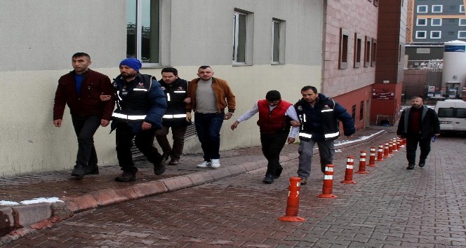 Uzi marka silah ele geçirilen operasyonda 3 kişi adliyeye sevk edildi