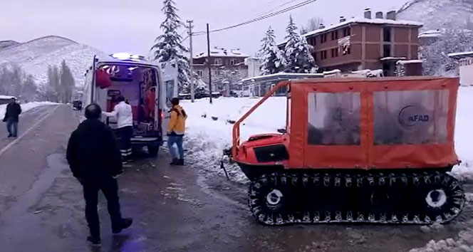 Kar yolları kapadı, hasta paletli araçla kurtarıldı