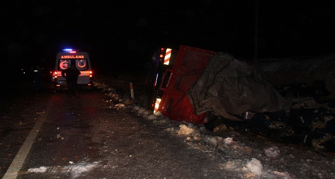 Karaman’da muz yüklü kamyon devrildi: 1 yaralı