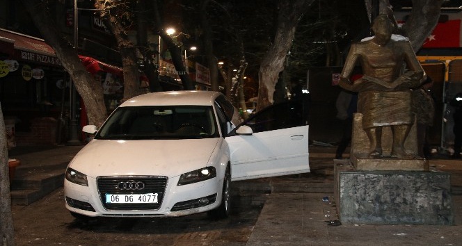 Otomobili merdivende asılı kalan alkollü sürücü: “Oraya park etmiştim”