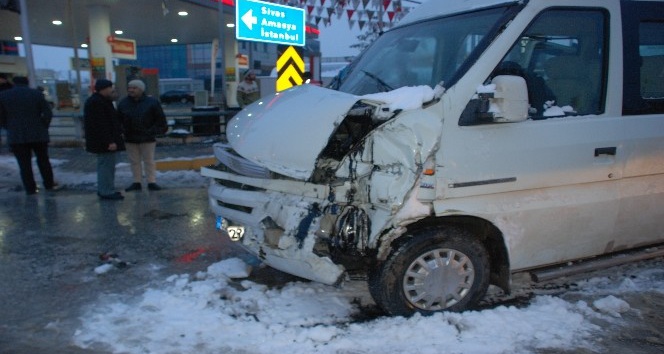Tokat’ta okul servisi ile minibüs çarpıştı: 12 yaralı