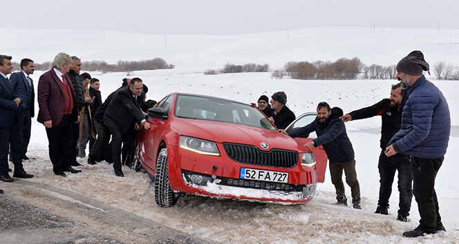 Buzlanan yolda araçlar şarampole uçtu