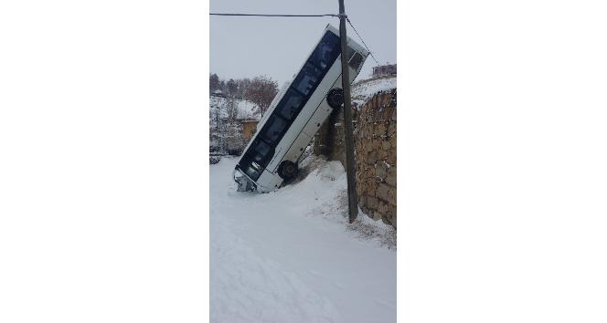 Yolcu otobüsü 6 metrelik duvardan düştü: 1 yaralı