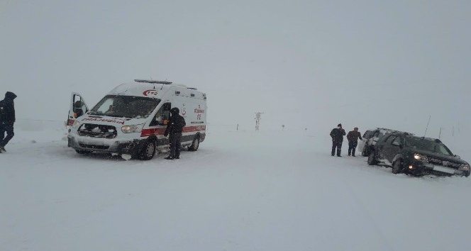 Kar tipi araçları yolda bıraktı, kaza meydana geldi: 4 yaralı