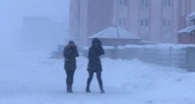 Sarıkamış’ta kar yağışı ve tipiden 24 köy yolu ulaşıma kapandı