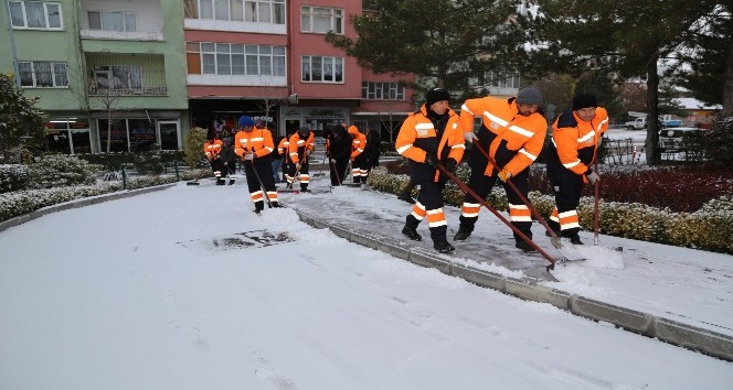 Niğde Belediyesi kar ekipleri şehrin dört bir yanında