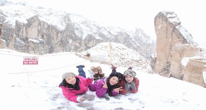 Kapadokya’da turistler karın keyfini çıkartıyor
