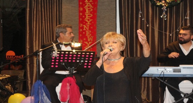 Ünlü şarkıcı sahnede fenalaştı