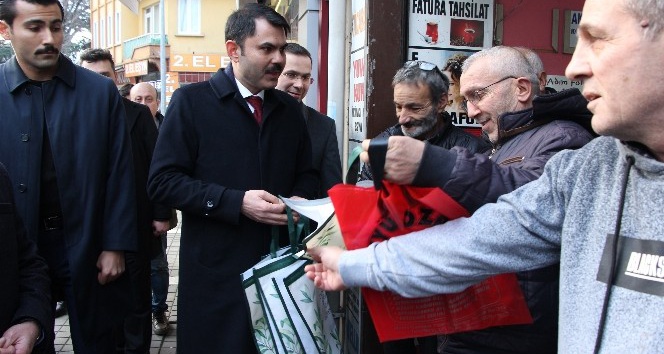 Çevre ve Şehircilik Bakanı Kurum Trabzon’da Kadınlar Pazarı’na gitti, bez torba dağıttı