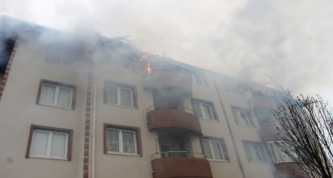 Kalıcı konutlarda yangın dehşeti: 4 daire küle döndü
