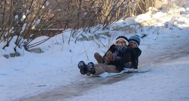 Çocukların karın keyfini poşetlerle kayarak çıkarıyor
