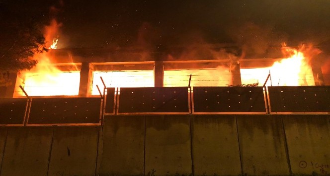 Bursa’nın Osmangazi ilçesi Gürbahçe Mahallesinde bulunan eski okul olarak kullanılan Ergin Ağaç Mesleki ve Teknik Anadolu Lisesinde bilinmeyen bir nedenden dolayı yangın çıktı. Ekipler olay yerine sevk edildi