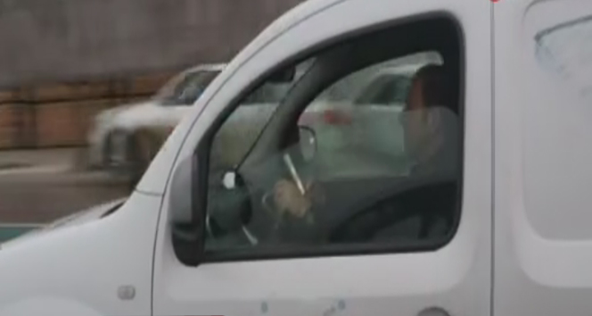 Seyir halinde telefonda oyun oynayan sürücü şok etti